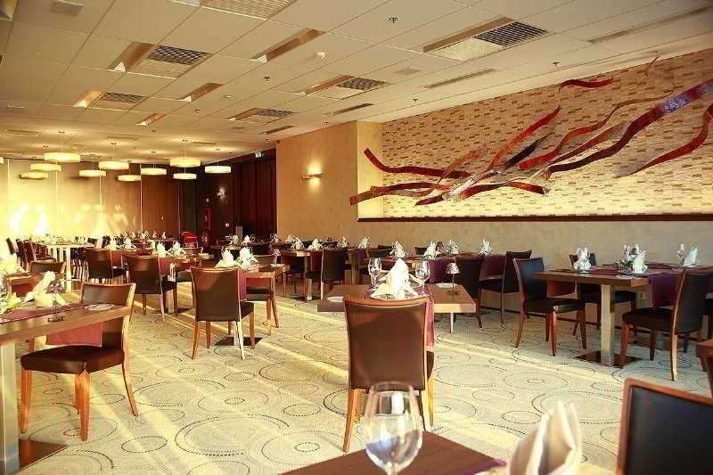 Hotel Ramada By Wyndham Oradea Restaurante foto